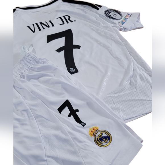Real Madrid white jersey Vini Jr Set for Kids - Picture 2 of 4